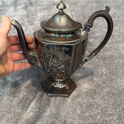 Antique 1899 Meriden Silver-Plated Tea/Coffee Pot – Quadruple Plate