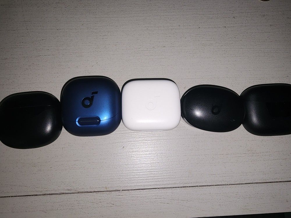 Lot Of Earbuds. Soundcore Liberty 4 NC And Soundcore P30i