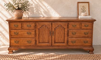 Thomasville Fisher Park Pecan Wood 9-Drawer Dresser / Buffet