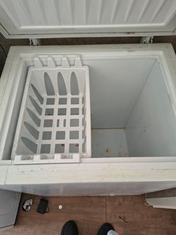 Frigidaire Chest Freezer – Garage Freezer – Works Great