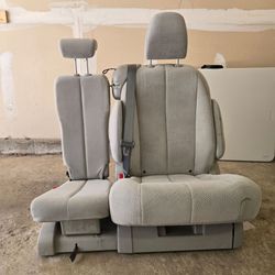 Toyota sienna middle row seat