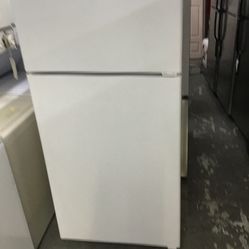 Hotpoint 16 Cu Ft Top And Bottim Fridge. 1 year Warranty 
