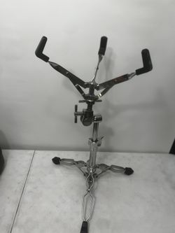 Pearl Snare Stand Pearl Double Braced Snare Percussion Drum Stand Rotating Feet.  Used in good condition with some cosmetic blemishes. These blemishes