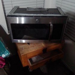 GE MICROWAVE. LIKE NEW