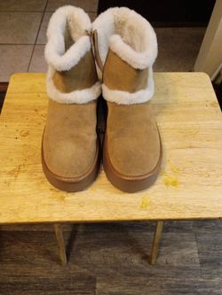 Female Boots size 9 40$