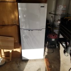 10 Cubic foot Refrigerator 3 Months Old Like New Paid 500.00