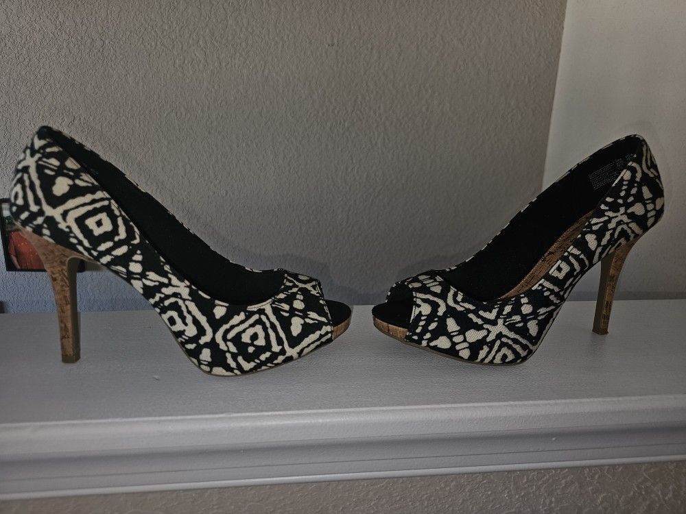 CYBER WEEK DEAL!!!CUTE π HEELS