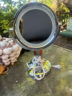 Reversible magnifying / regular mirror with plug in light