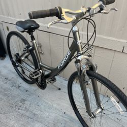 aluminium bike everything works good tires size 28” fast bike 