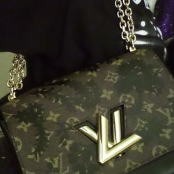 Louis Vuitton Leather Purse ( Authenticated)