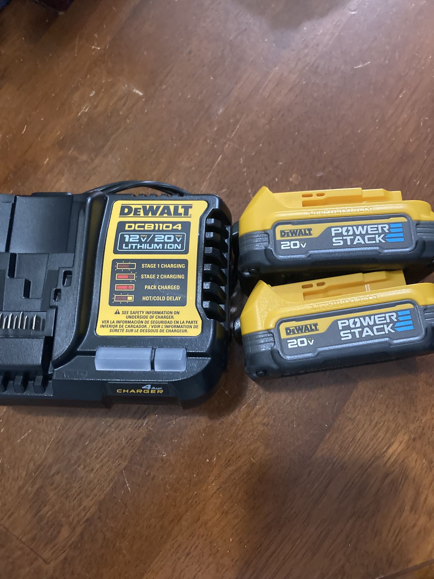 BRAND NEW Dewalt Power Stack Compact 2 Battery Set w/Charger NEVER USED