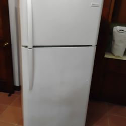 Frigidaire Refrigerator With Ice Maker