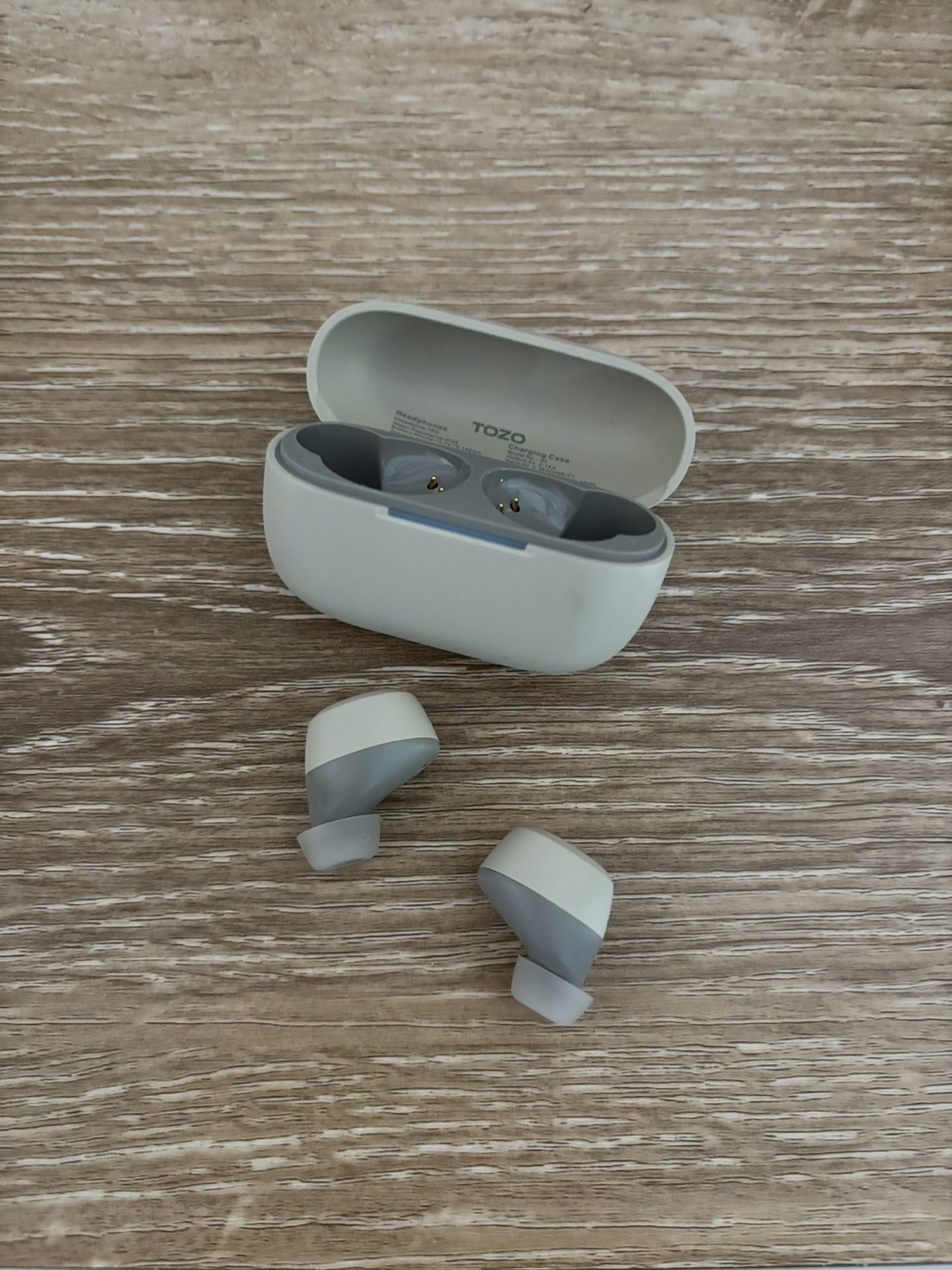 Wireless earbuds