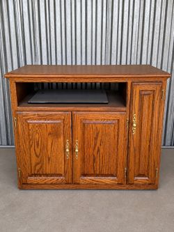 Solid Oak TV Stand / Media Cabinet (3 ft x 23 in) – Great Condition
