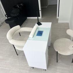Mesa De Uñas, Acrílicas En Excelente Condiciones Disponible