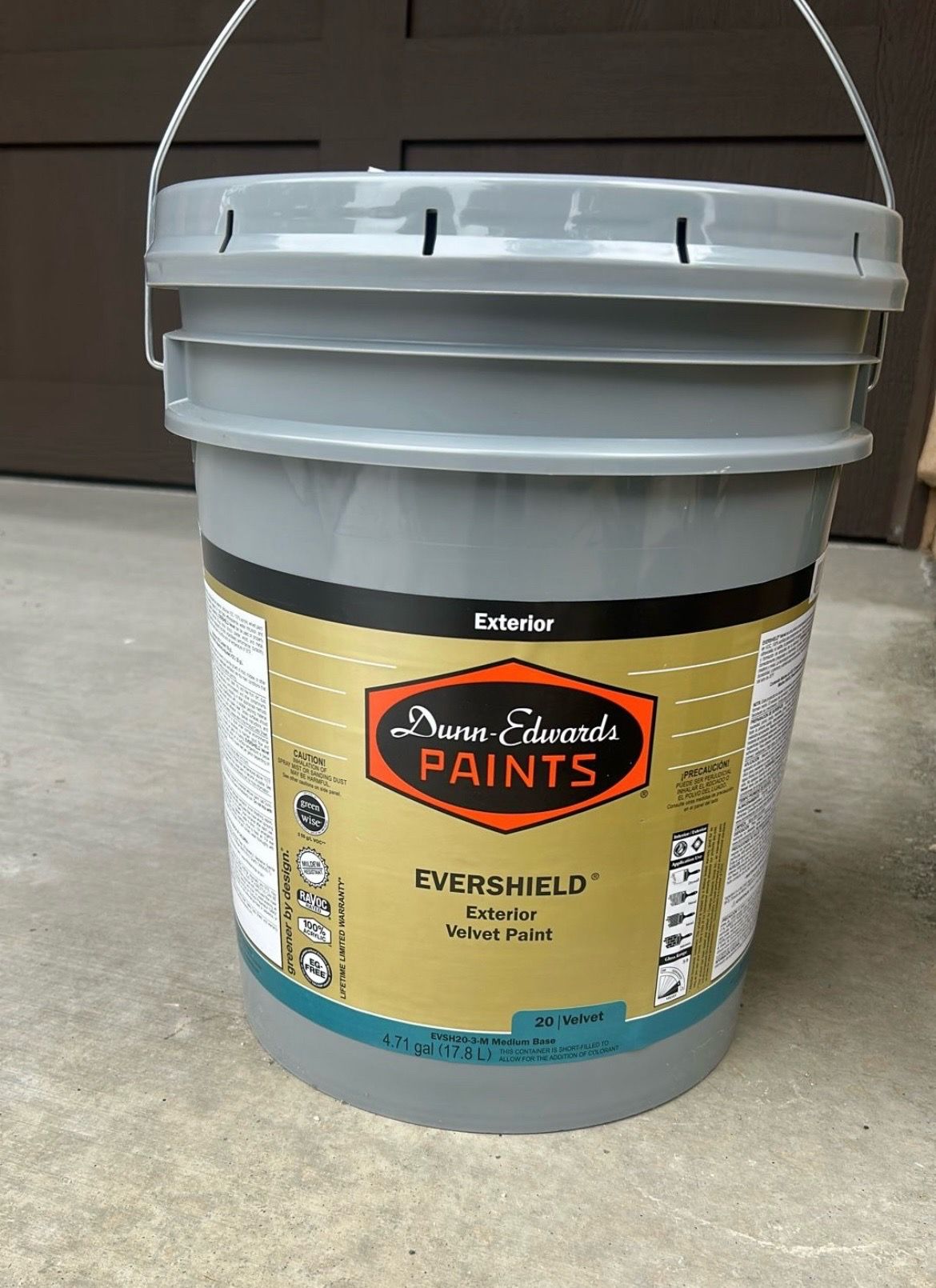 Brand new 5 gallon done Edwards paint Brand new 5 gallon Dunn Edwards paint