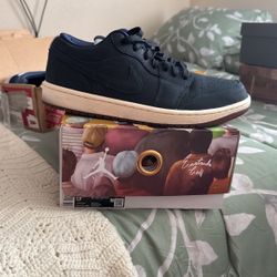 Size 9. Air Jordan ones.