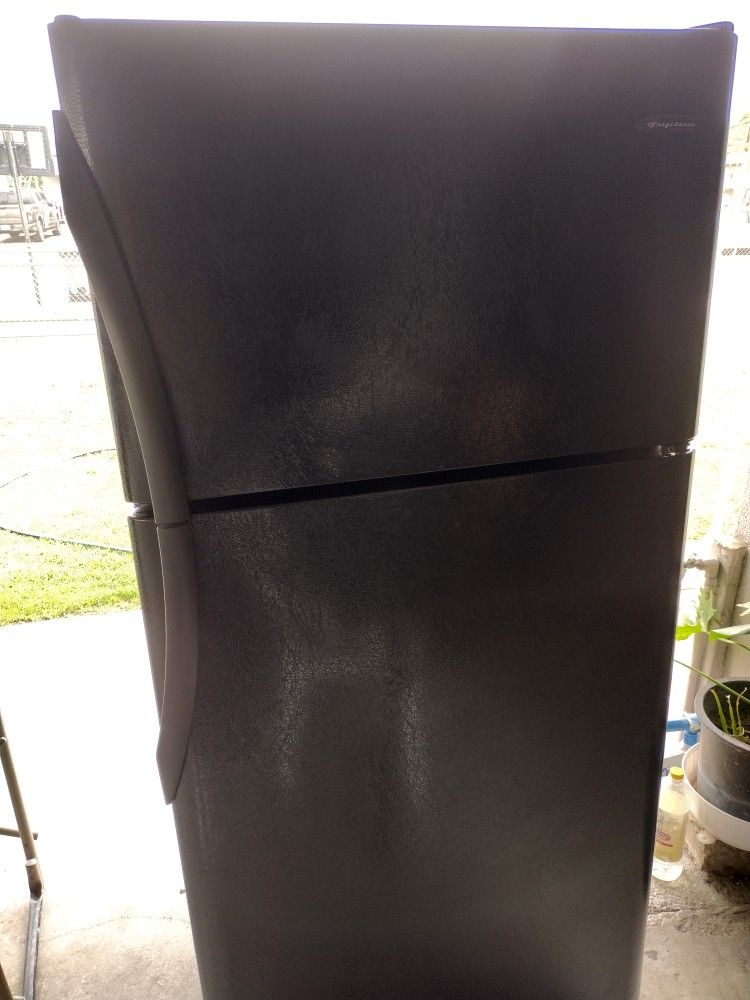 Frigidaire Fridge for Sale in Bakersfield, CA OfferUp