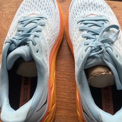 Women’s Clifton size 8 Hoka