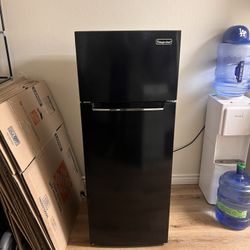 Magic Chef 7.3 CU Ft Fridge Used Excellent Condition 