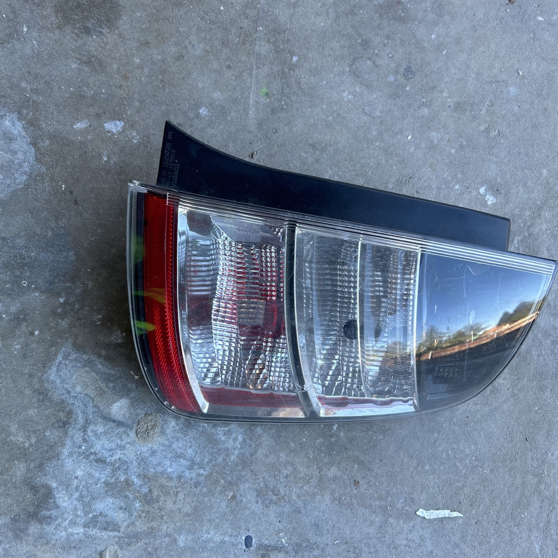 2 GEN PRIUS RIGHT SIDE REAR LIGHT