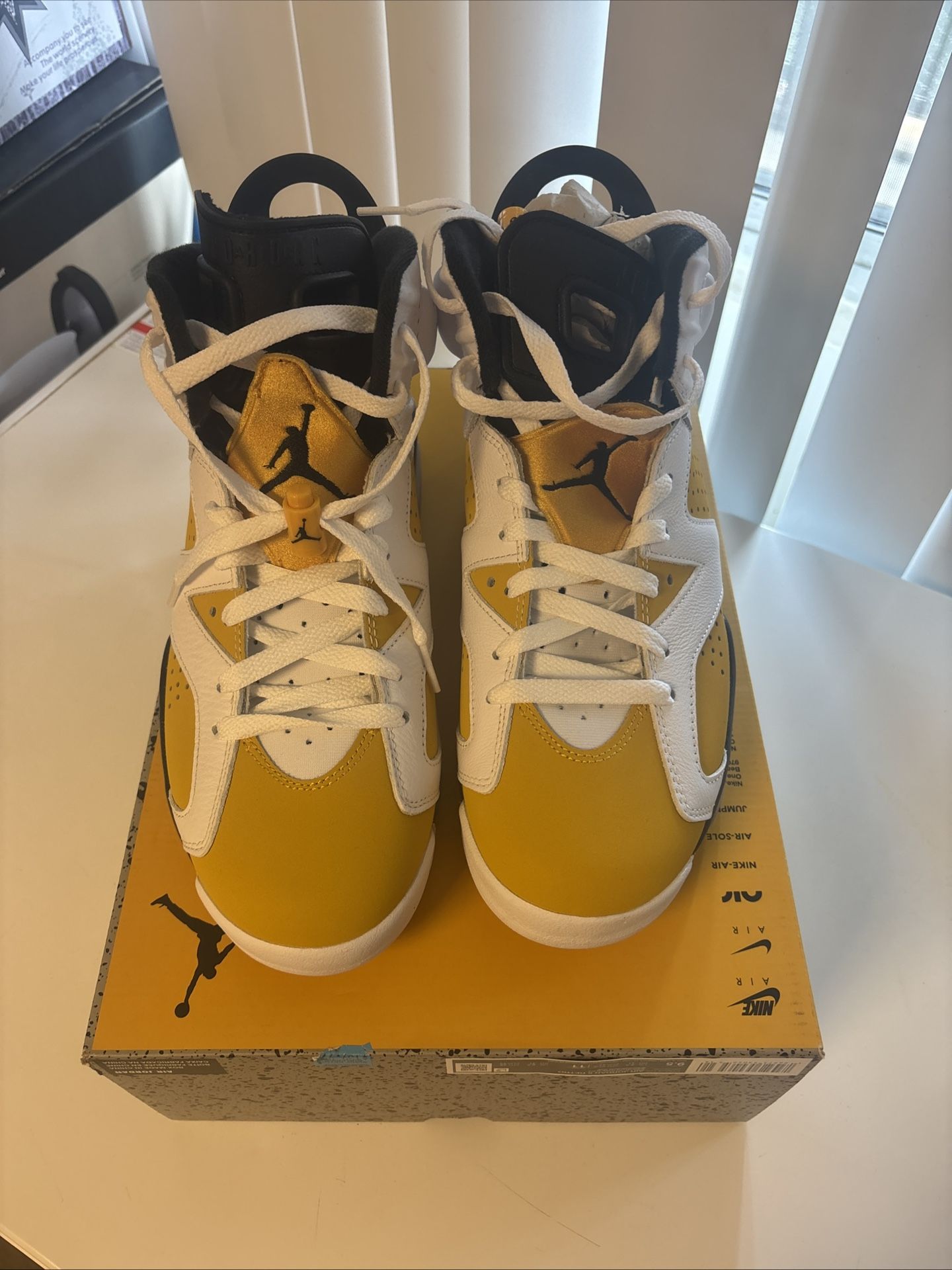 Air Jordan 6 Retro Yellow Ochre Size 9.5M 