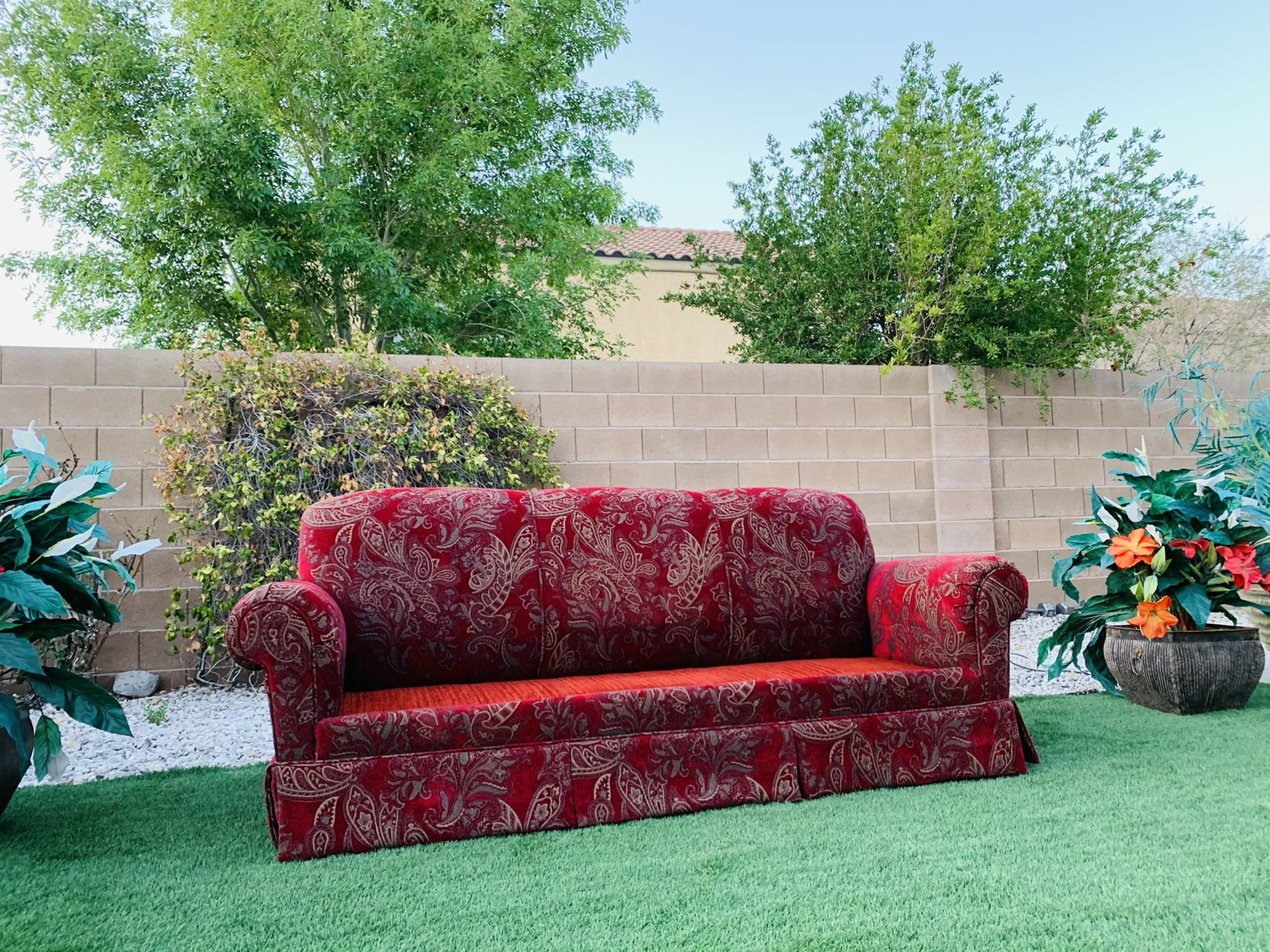 BEAUTIFUL LIVING ROOM SET ( GENTLY USED 🥰👌🏻 ) FREE DELIVERY 🚛 FIRM PRICE $1250 ( RED COLOR ) SMOKE/PETS FREE 🥰