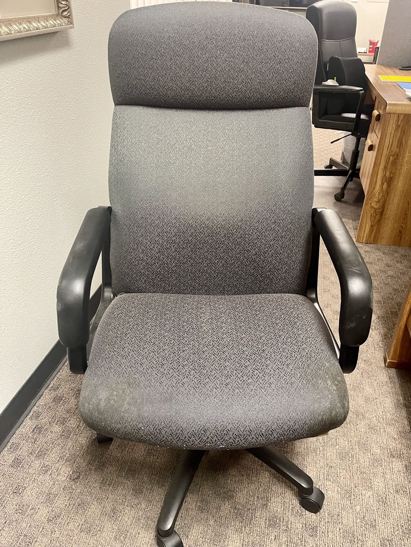 Free swivel Chair