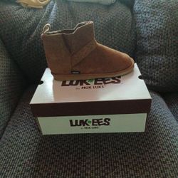 Muk Luks Size 9