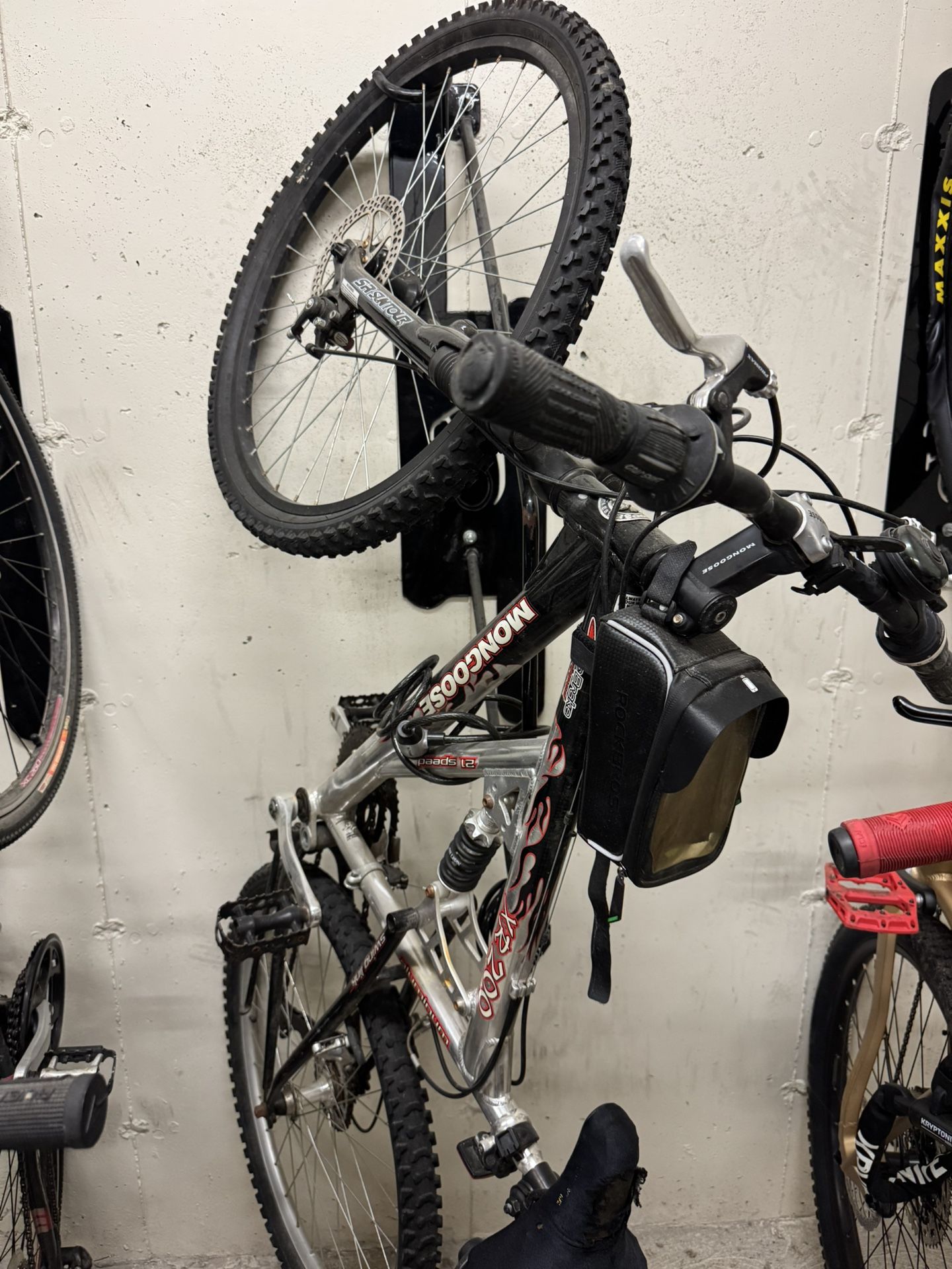 Bike - Mongoose XR200