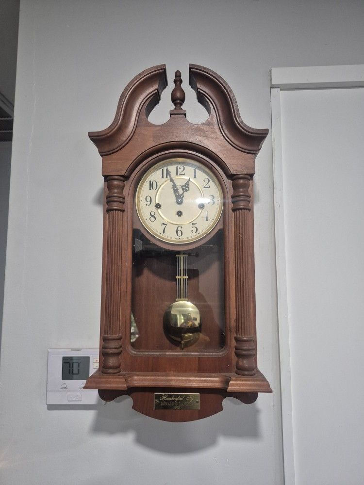 reloj de pared con péndulo Howard Miller.