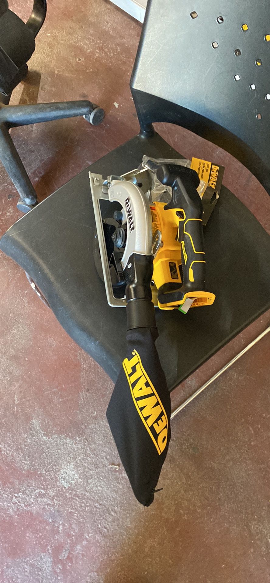 DEWALT 20-Volt MAX Cordless Brushless 6-1/2 in. Circular Saw (Tool-Only)Solo Herramienta