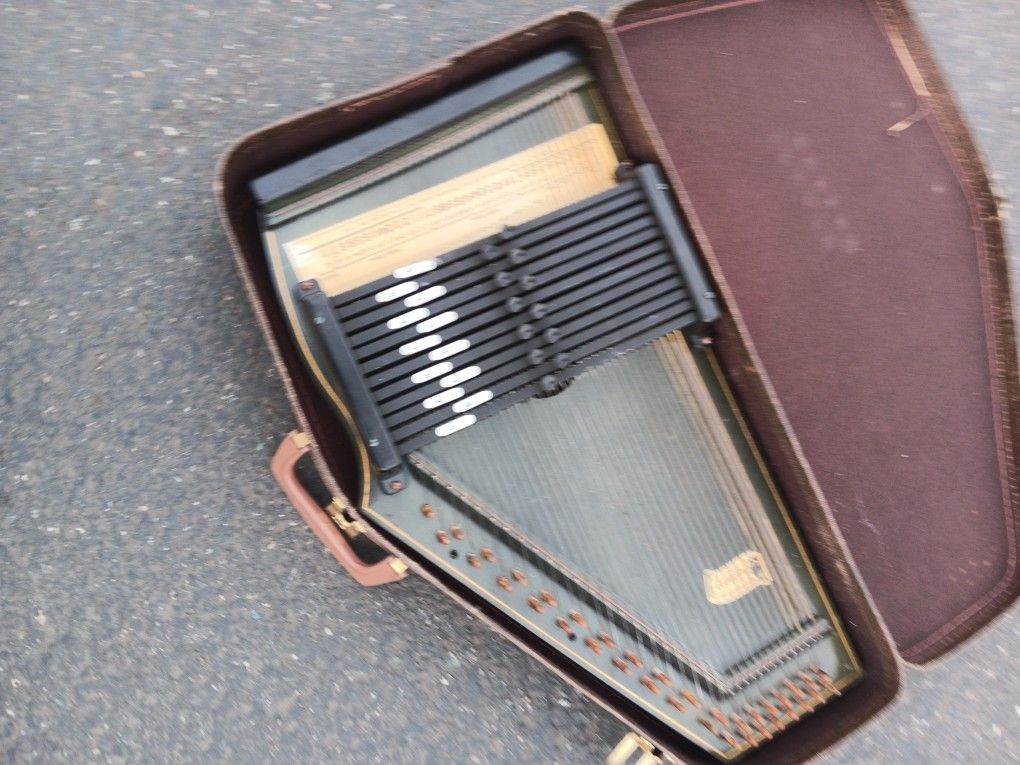 Oscar Schmidt International. Auto Harp. In Fair Condition. For Pick Up Fremont Seattle. No Low Ball Offers Please. No Trades 