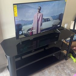 Hisense Roku TV 32” + Glass TV Stand
