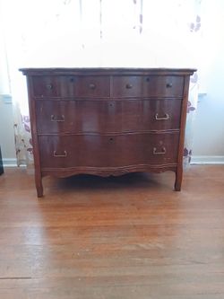Vintage French Provincial Chest of Drawers