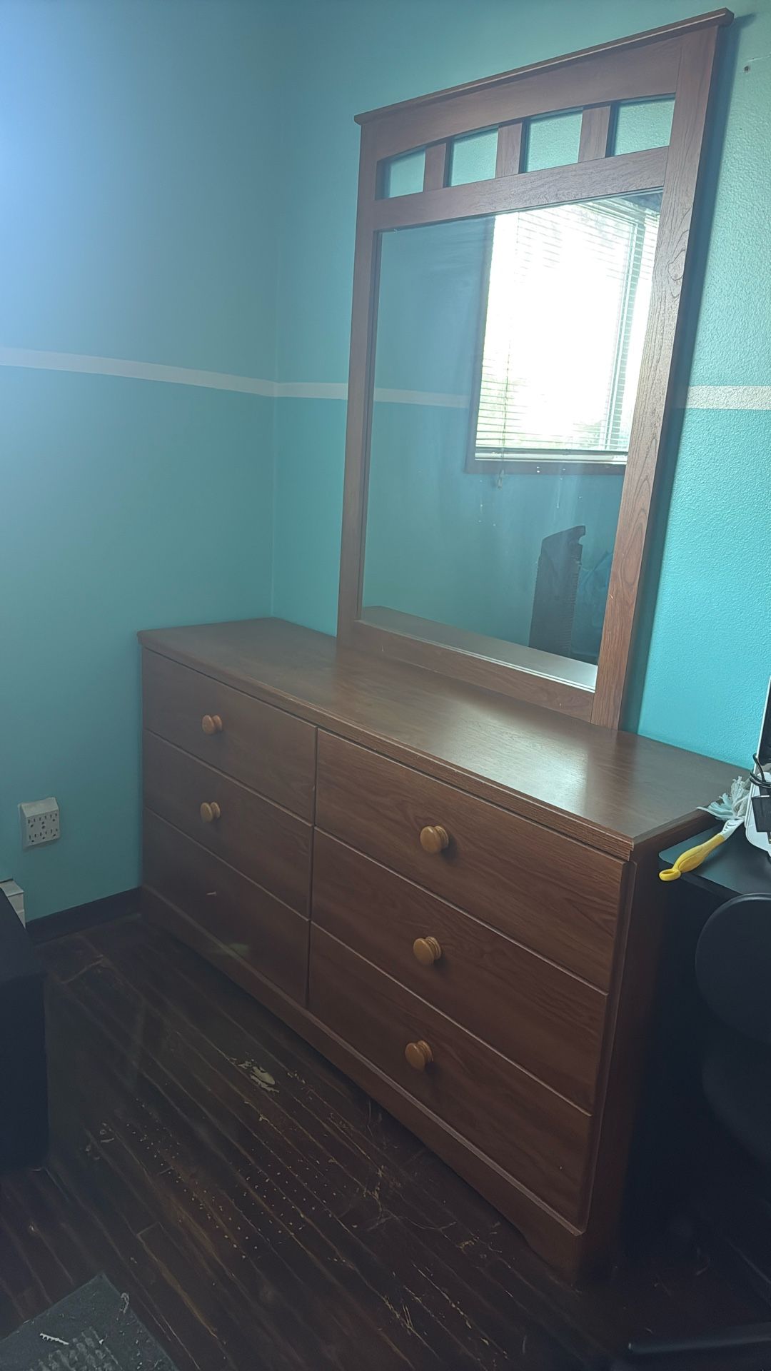 Dresser With Mirror 