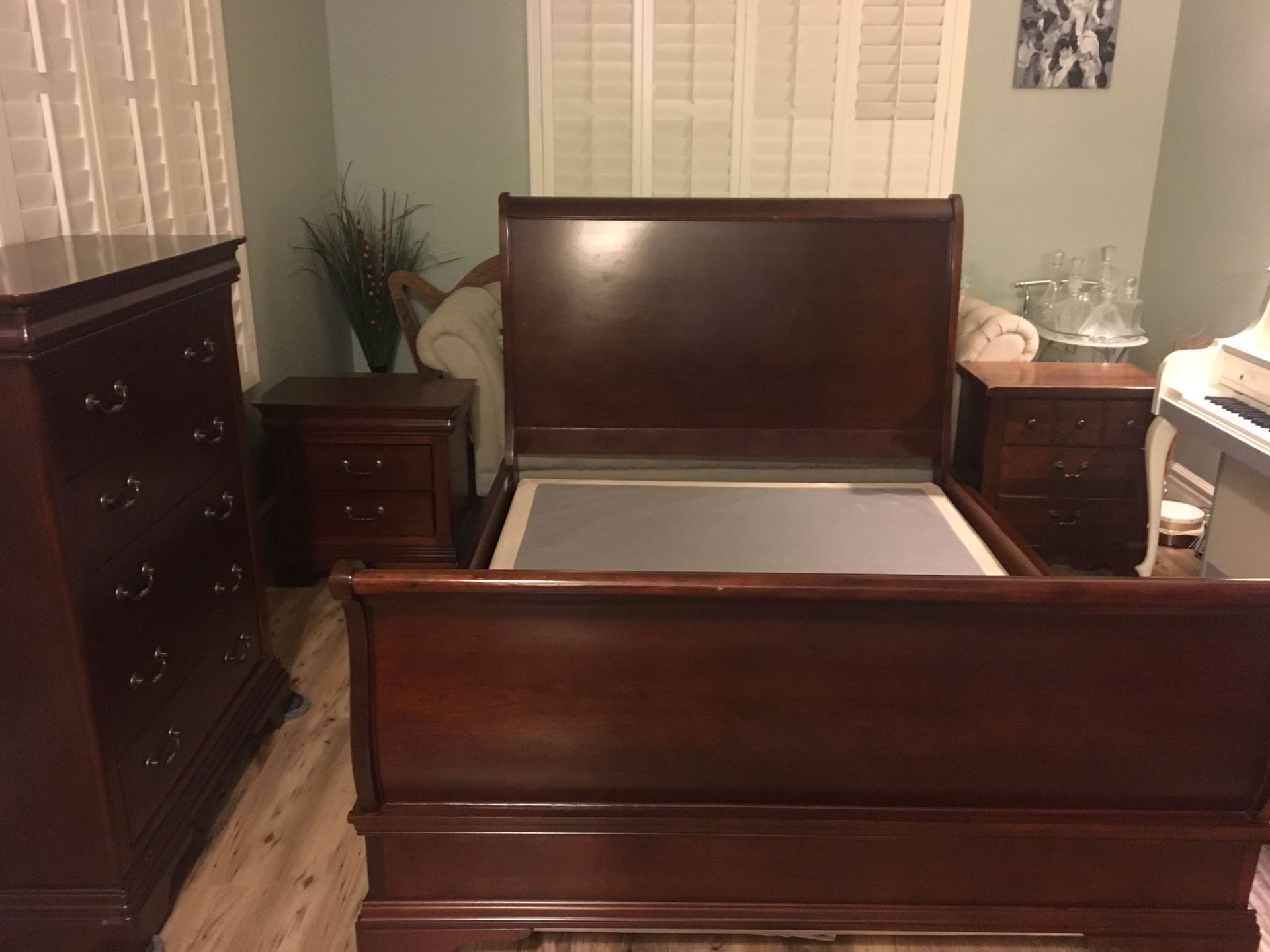 Bedroom Set - 4 Piece - Queen Bed