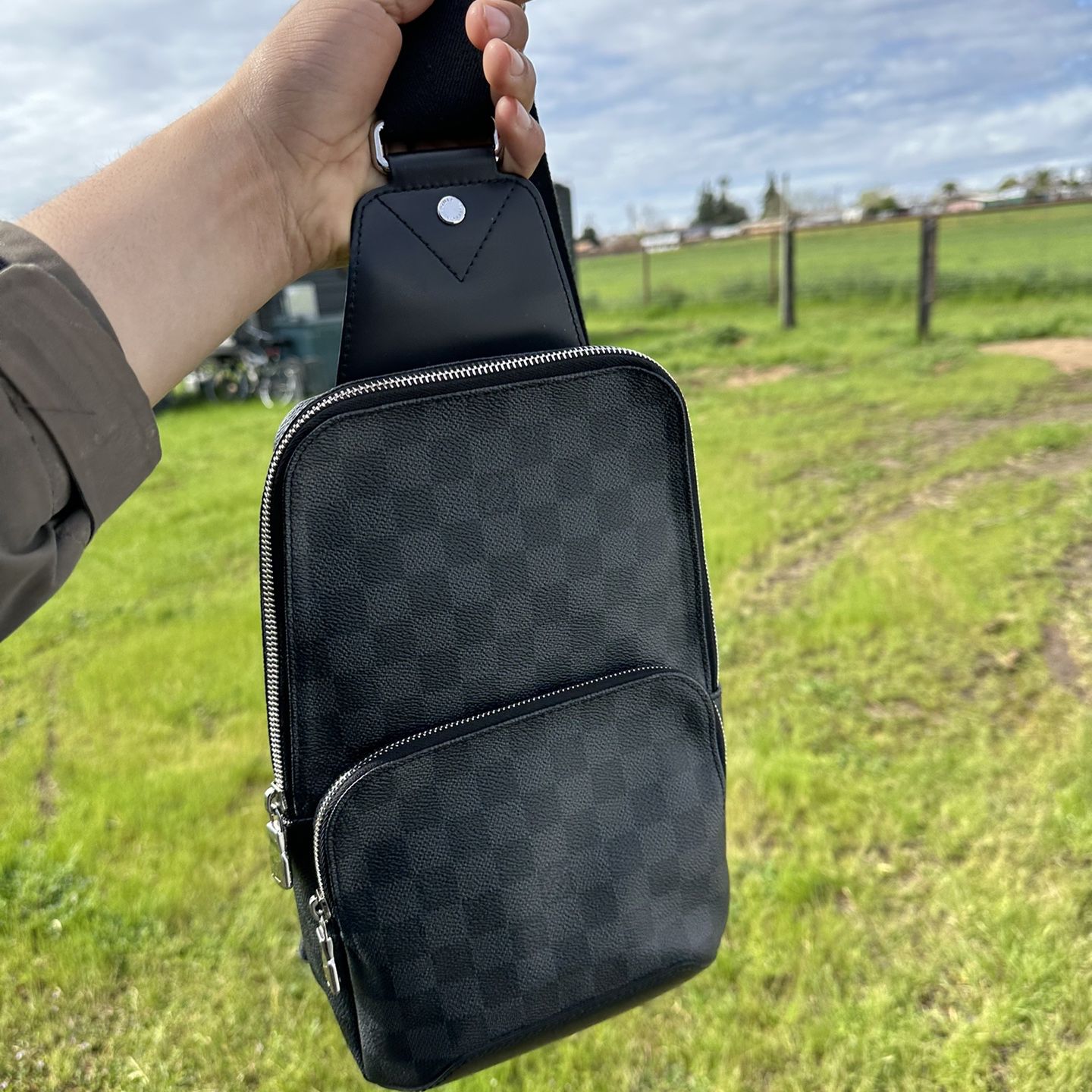 Louis Vuitton Avenue Sling Bag for Sale in Miami, FL - OfferUp
