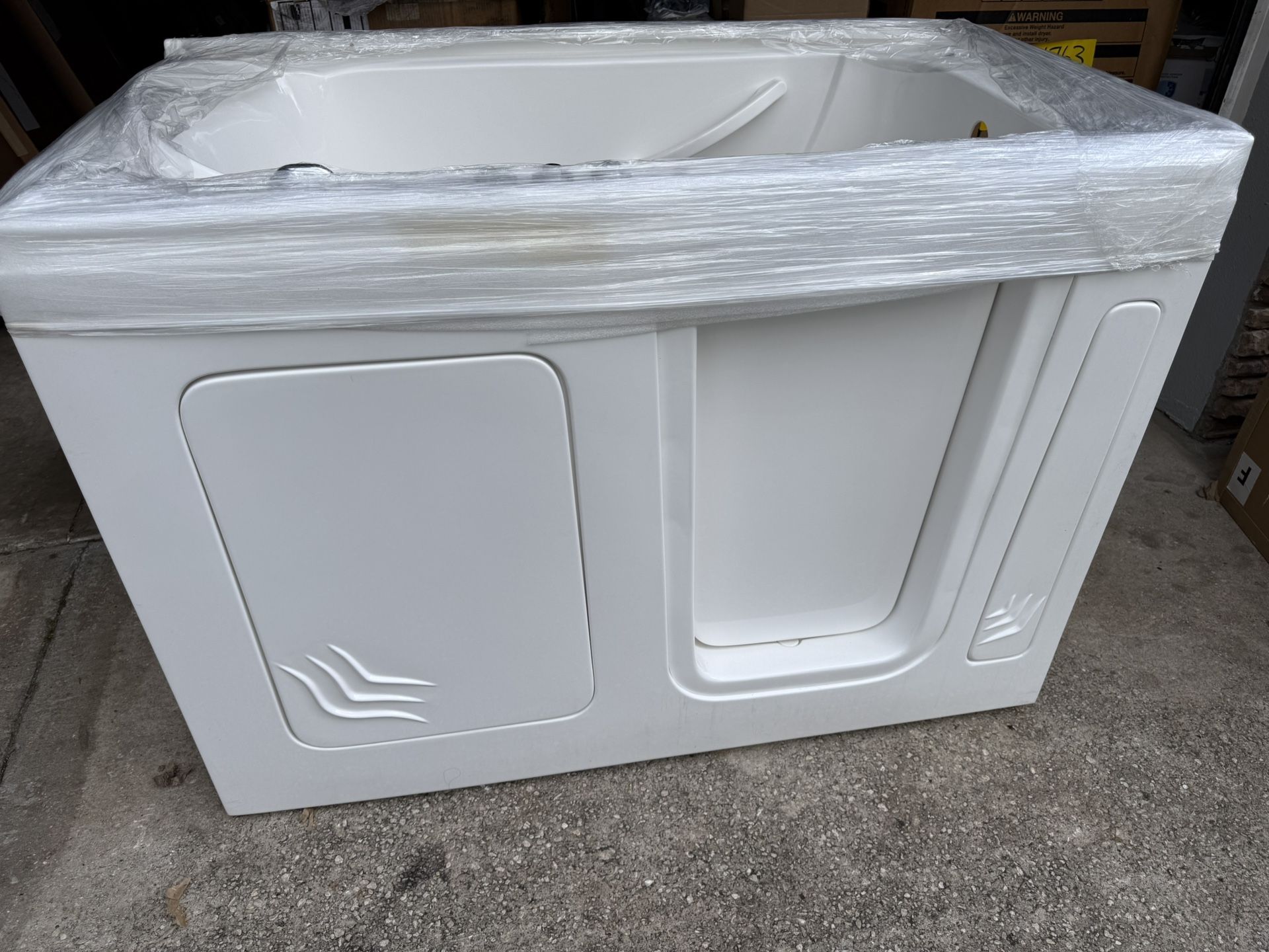 Endurance 29.75-in x 53.5-in White Acrylic Rectangle Walk-in Whirlpool Tub with Faucet Hand Shower with Drain (Right Drain)