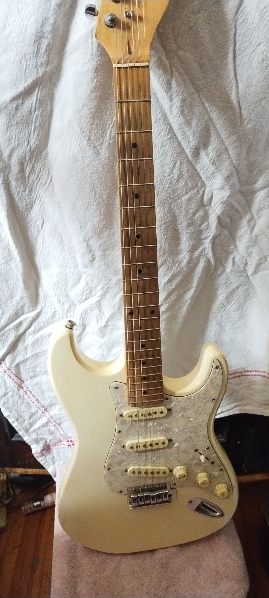 Deluxe Series 830 Hondo 4 String Bass Guitar Vintage