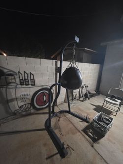 Upper cut bag and stand