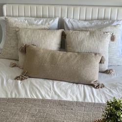 Set of throw pillows