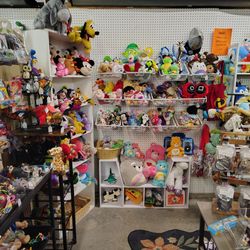 Plushies / Stuffed Animals / Hand Puppets / LOL Surprise OMG dolls In Booth AH15