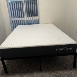 Cama Y Colcha. Bed And Frame 