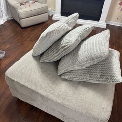 Otoman With 4 Pillows