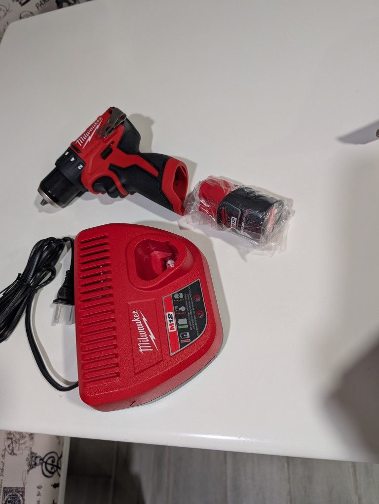 Milwaukee
M12 12V Lithium-Ion Subcompact Brushless Cordless 3/8 in. Drill Driver (Tool, Battery And Charger)