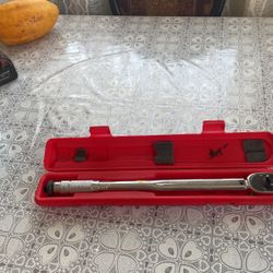 TORQUE WRENCH W/ RATING 10 TO 150 FT-LBS