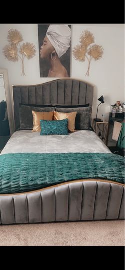 Queen bed w/mMattress