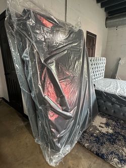 New 9β Queen boxspring/foundation - $175