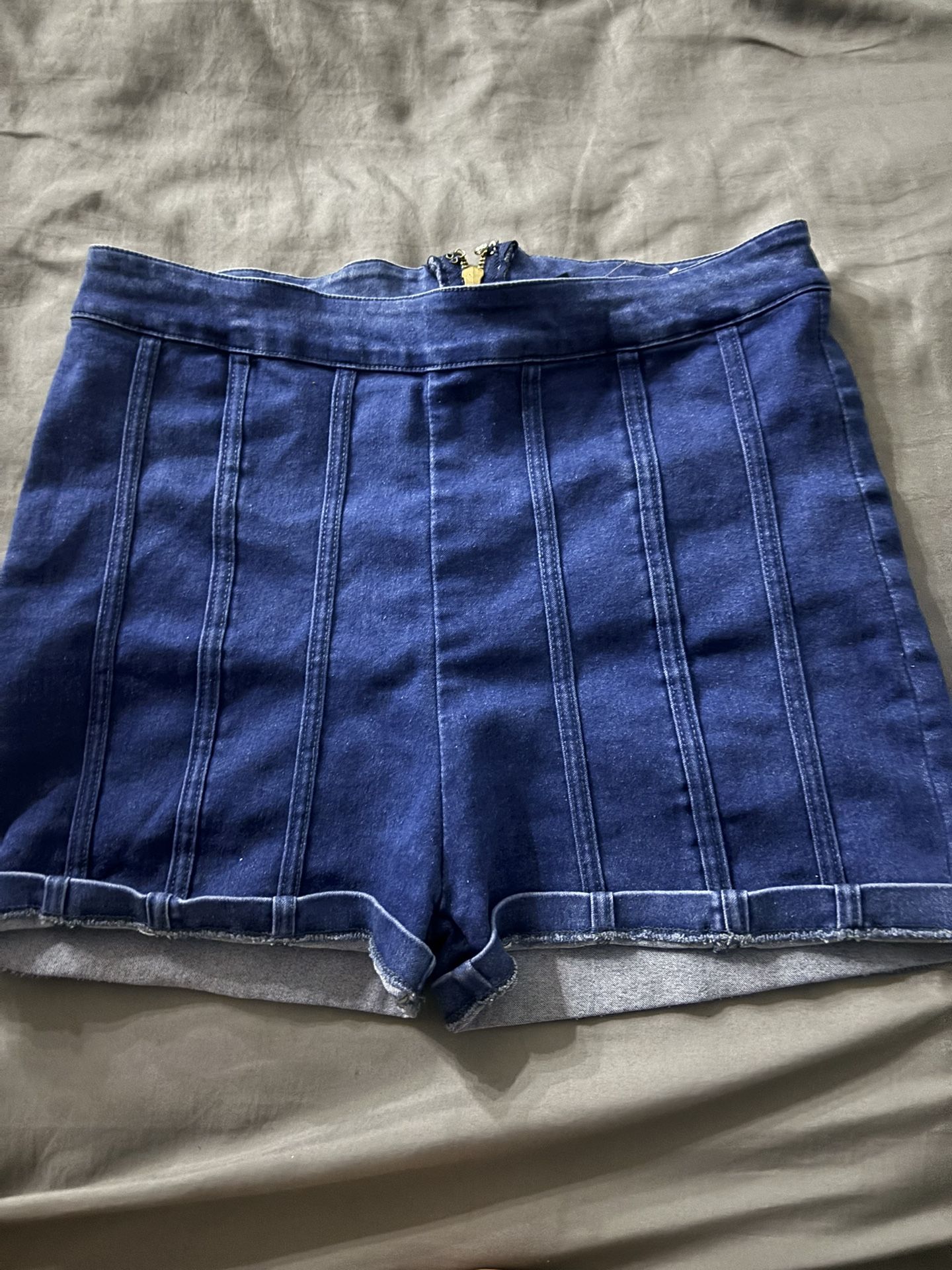 shorts size L $4